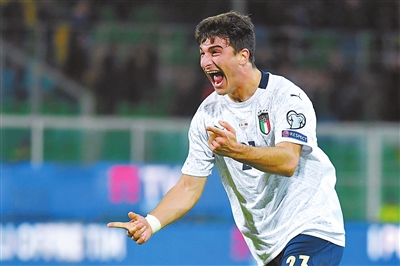 他秉持了自 他秉持了自