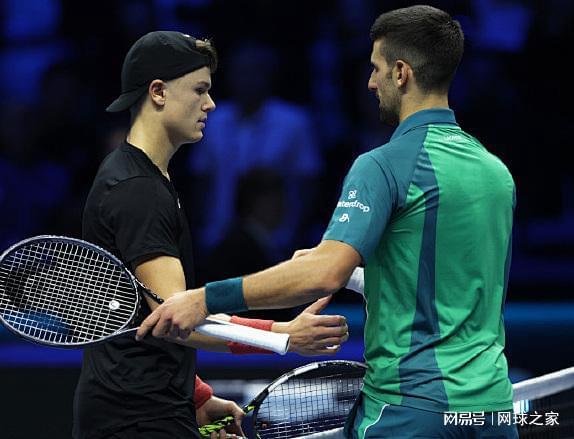 引人注目的 引人注目的